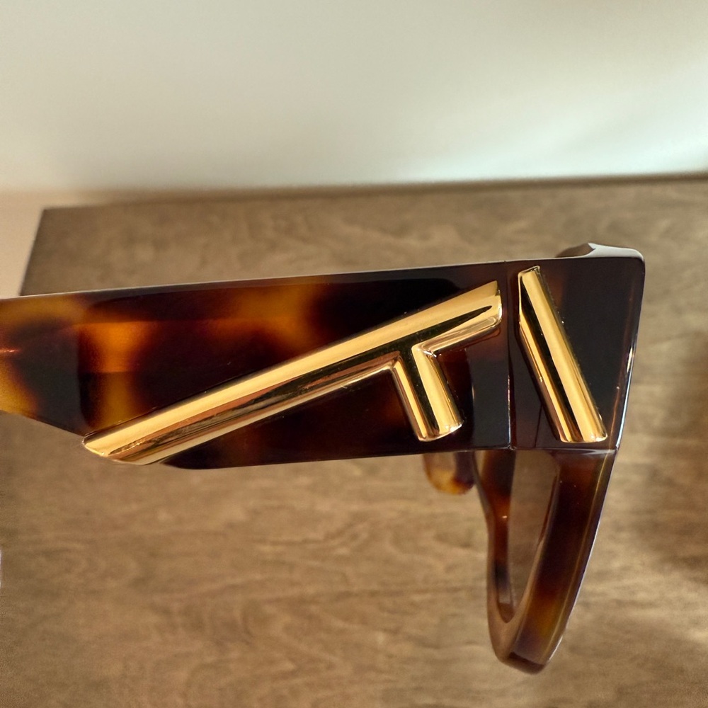 NWOT FENDI First Brown Tortoise Oversized Round Luxury Designer Sunglasses - Picture 4 of 15